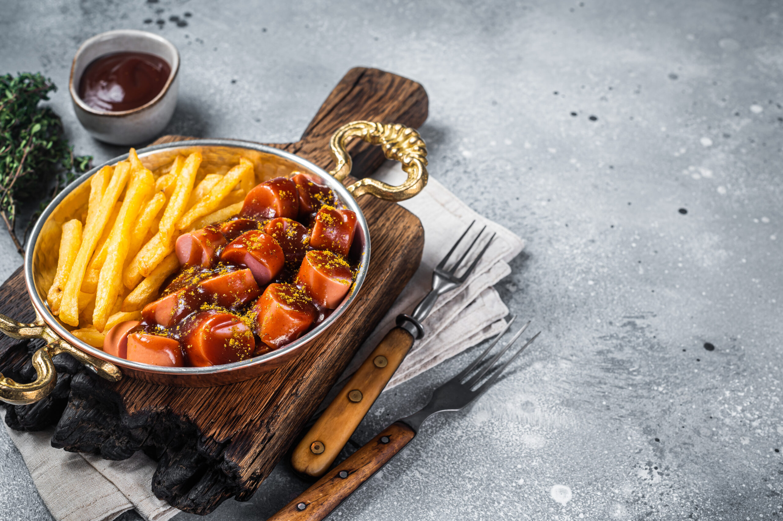 currywurst-pommes-currywurst-sosse